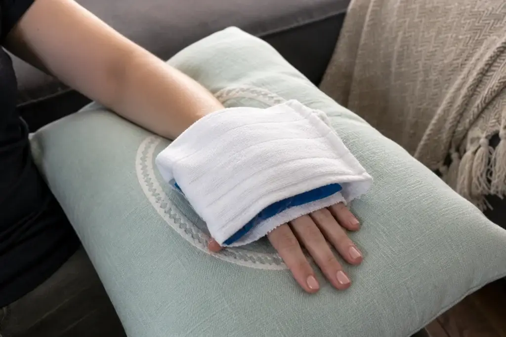 home remedy to reduce swelling in hands with a cool pack